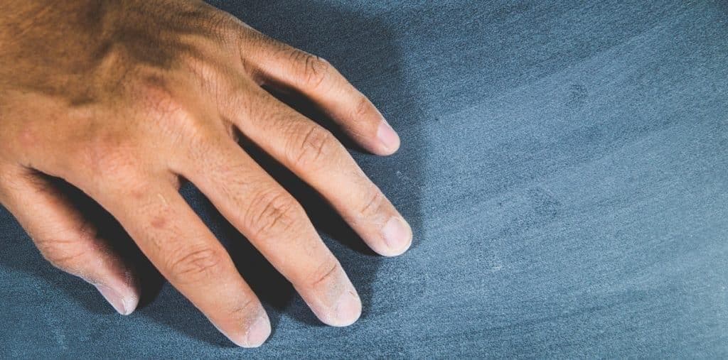 Le traitement de la maladie de Dupuytren est indiqué lorsqu'il devient impossible de poser la main à plat sur une table